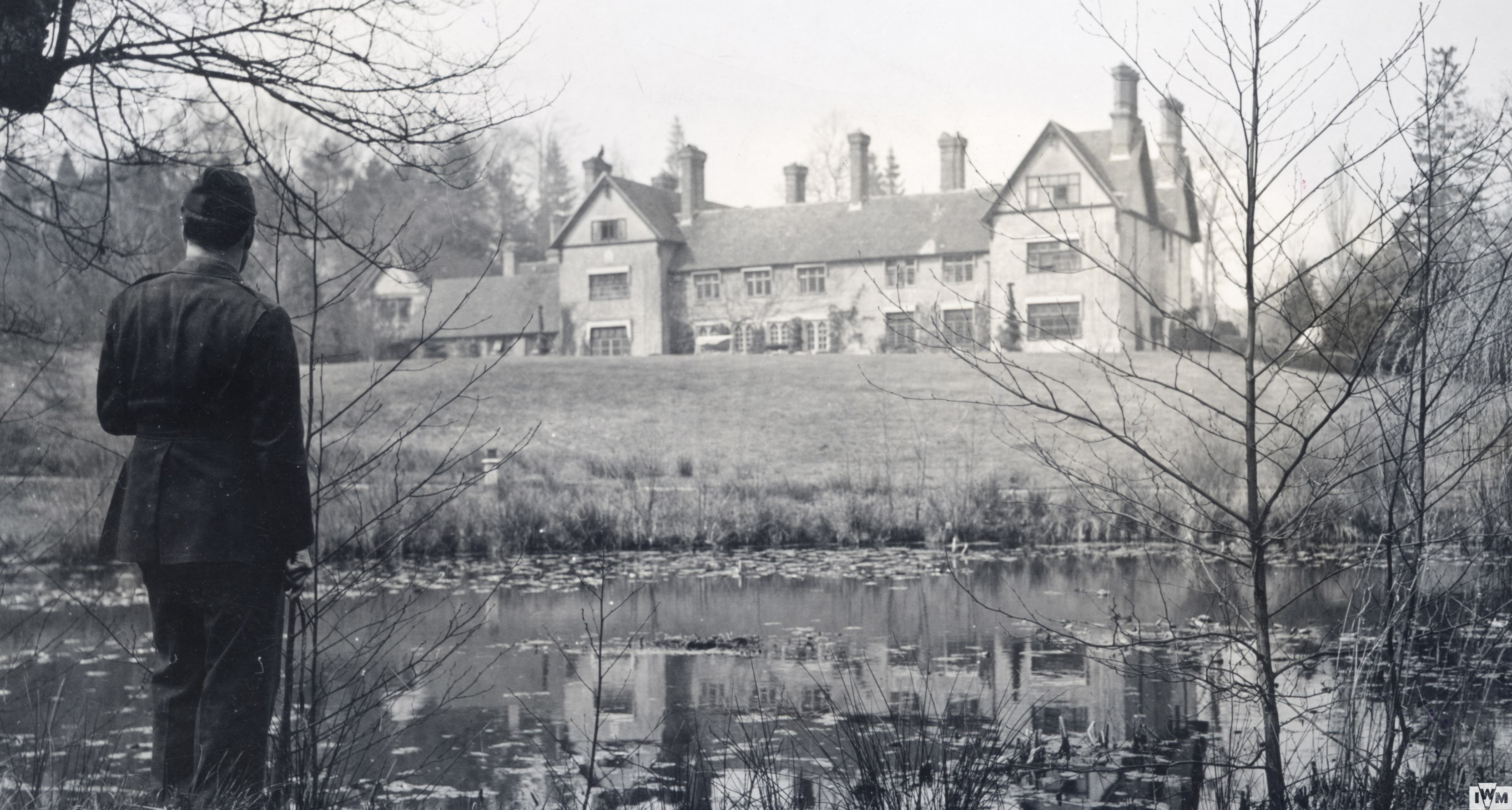 Private First Class Henry Andrews, in front of Stanbridge Earls, a rest home for airmen suffering from flying fatigue, March 1943