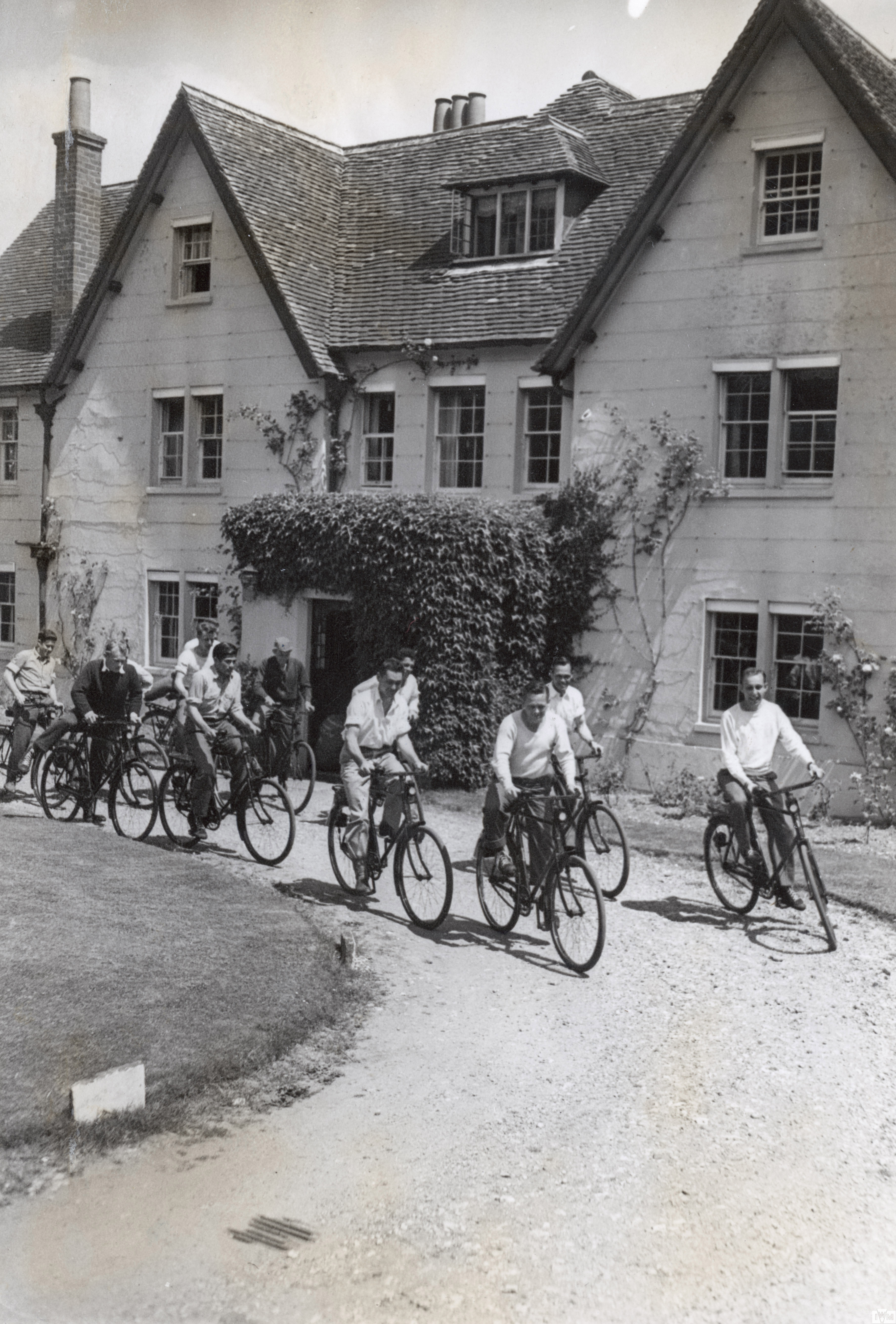 Airmen depart Moulsford Manor on a cycle ride