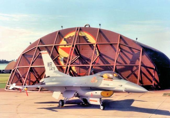 F-16 in front of HAS